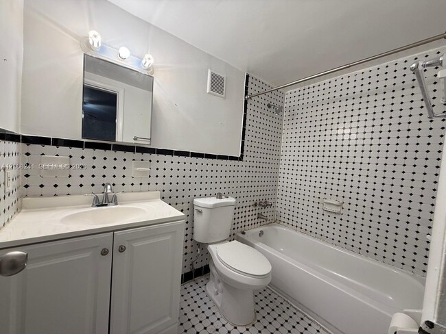 Building Photo - 1735 NE 164th St Unit E104