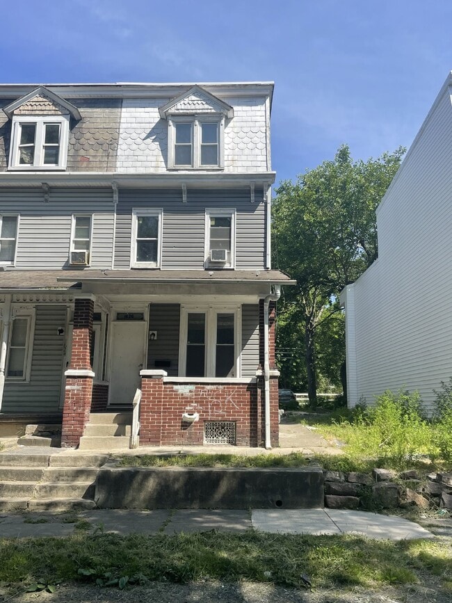 Building Photo - 5 bedroom 1.5 bath. Home available now.