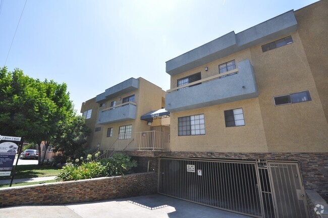 Building Photo - 12142-50 Oxnard St Unit 110 Rental