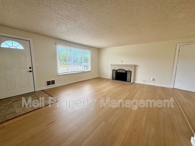 Photo - 222 E I St