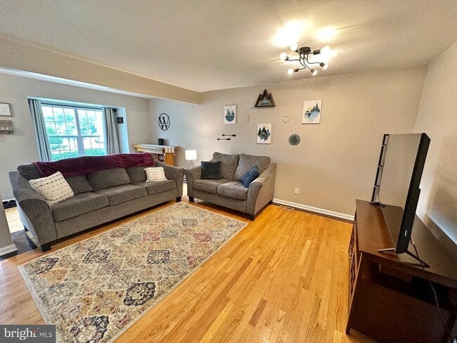 Photo - 103 Staunton Ct