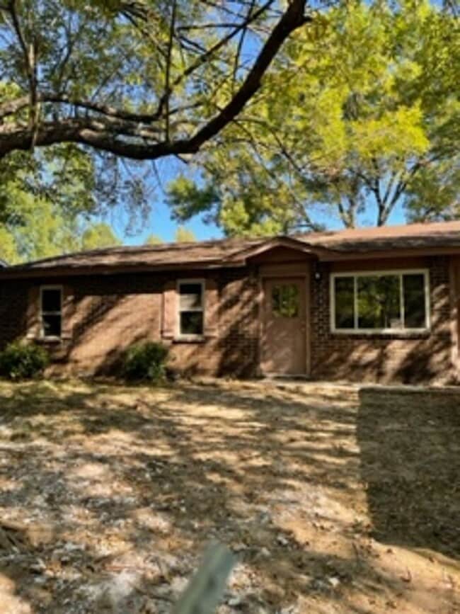 Building Photo - Three Bedrfoom/1.5 Bath Home