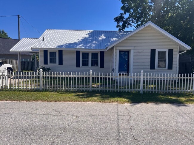 Building Photo - 223 Holt St