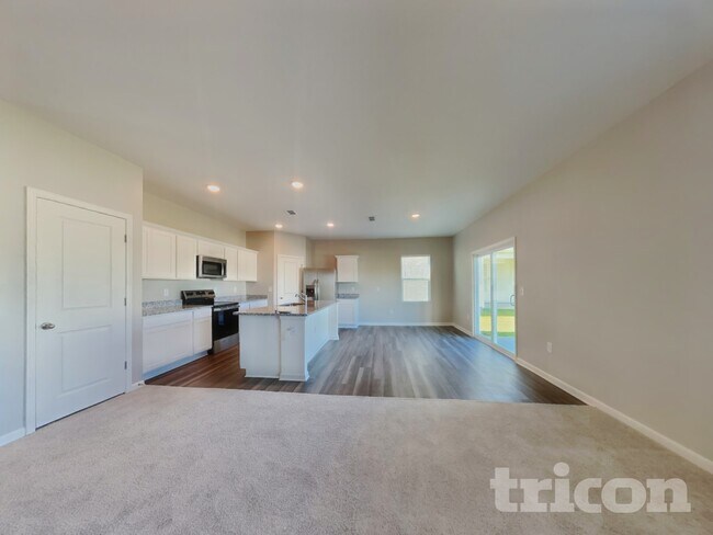 Photo - 152 Gladstone Loop