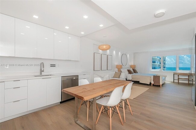 Building Photo - 2301 Collins Ave Unit 1442 Rental