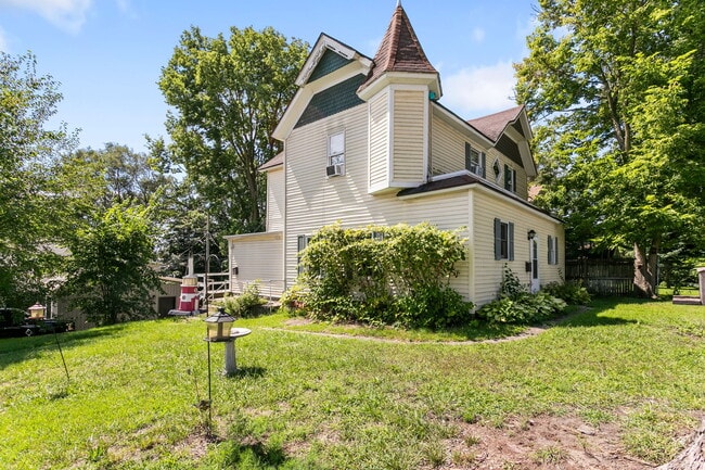 Photo - 303 W Lawrence St