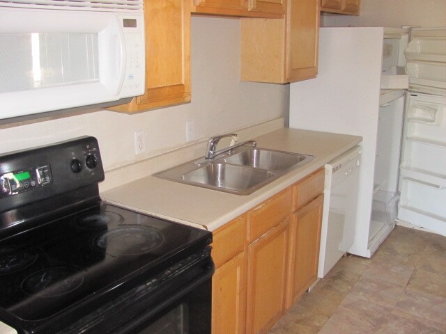 Kitchen - Chiquita Apartments