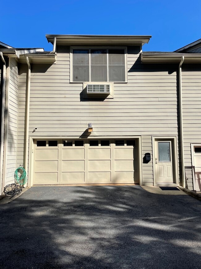 Photo - 1867 Gordon Mnr NE Unidad Studio Apartment