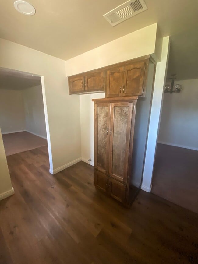Photo - Spacious home in Northeast Hanford, central air, quiet cul-de-sac lot!