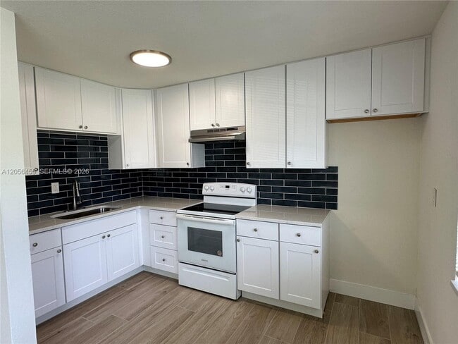 Building Photo - 1048 Avenue E Unit 3