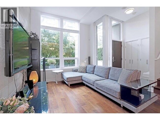 Photo - 1045 Richards St