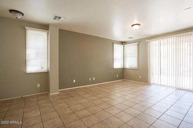 Photo - 2325 E Fraktur Rd