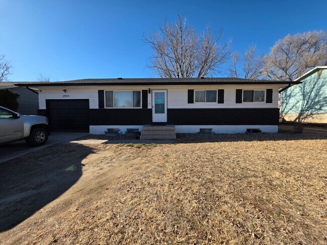 Building Photo - 5 Bed 2 bath Home near Fort Carson!!