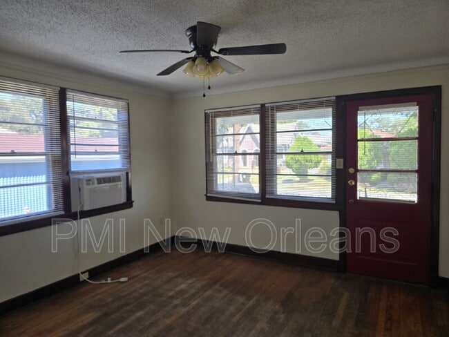 Photo - 3022 Serantine St