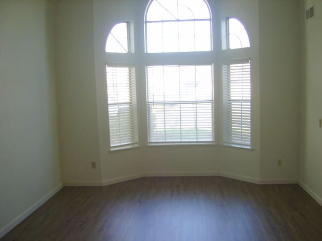 Photo - Lovely home near shopping, E.G. schools and parks