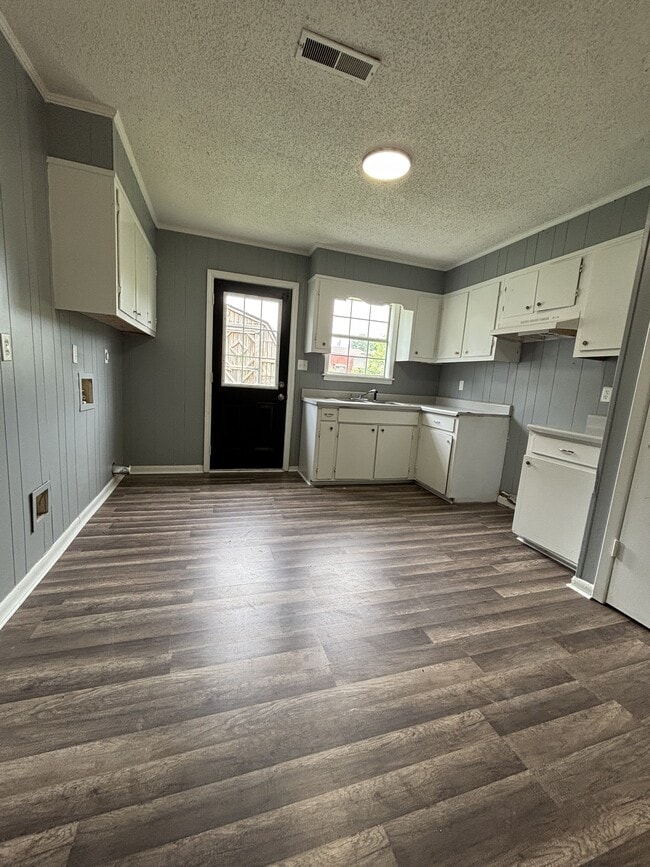 Building Photo - 216 College St Rental