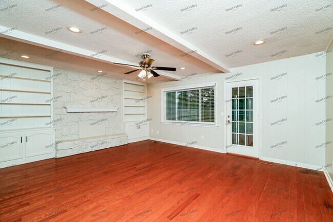 705 Meadowood Dr