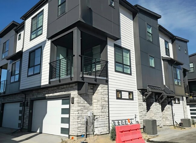 Building Photo - 2034 S Holly St Rental