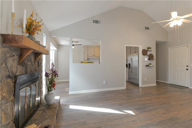 Photo - 736 Regina Ct NW