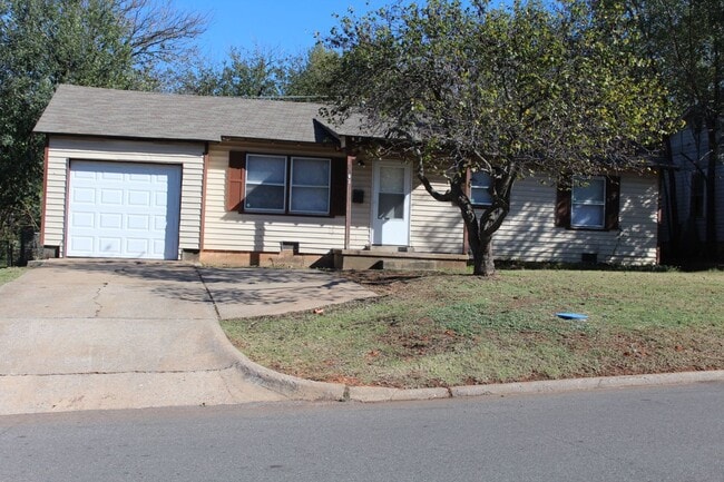 Building Photo - 3 bedrooms with appliances!