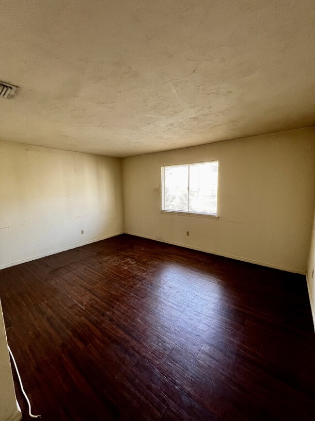 Photo - Spacious 2 Bedroom/1 Bath