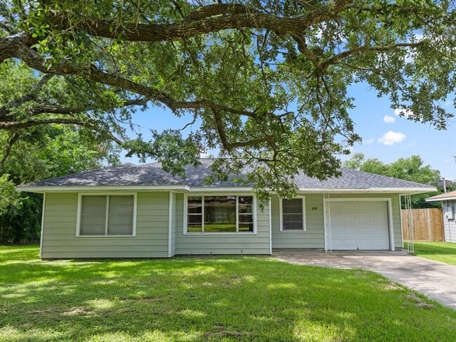 Photo - 2112 Hillcrest Dr House