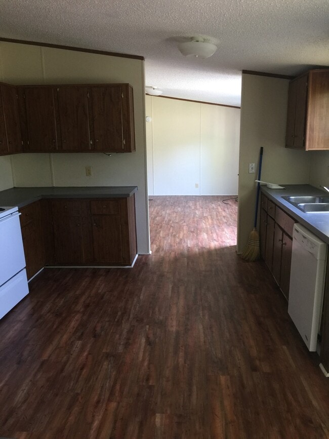 Photo - 3 Bedroom and 2 Bathroom Mobile home in the Tanglewood area