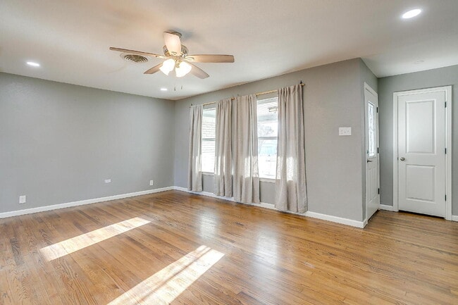 Photo - Spacious 4-Bedroom Gem with Granite Touche... Apartamento