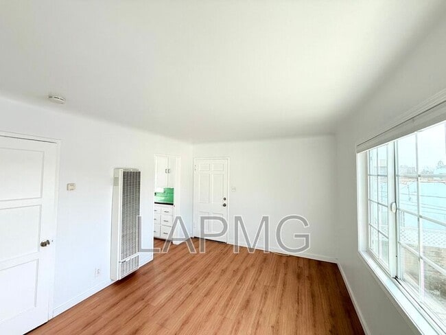 Photo - 230-232 Rennie Avenue