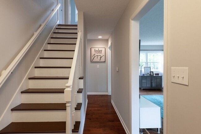 Photo - Beautiful home located in Sycamore Knolls!