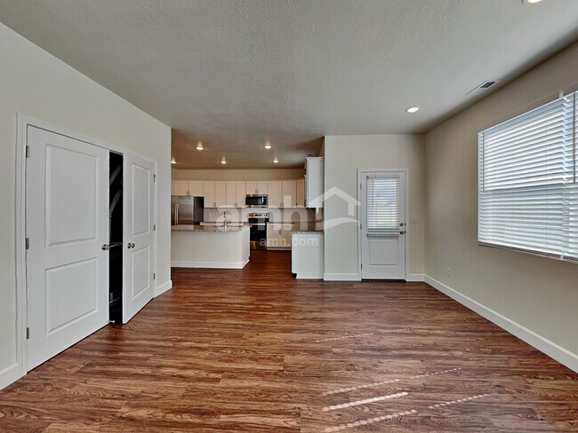 Photo - 1369 White St