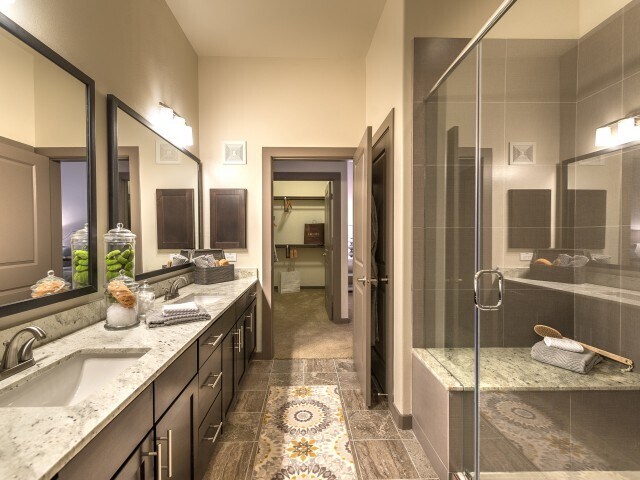 Elegante cuarto de baño modelo - Overture Plano 55+ Active Adult Apartment ...