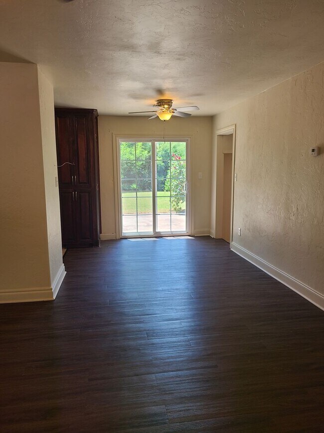 1216 Westlawn Dr