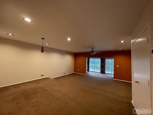 Photo - 401 Hadleigh Ln