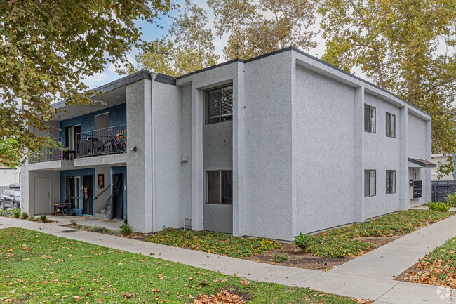 Building Photo - Valle at 9151 Kenwood