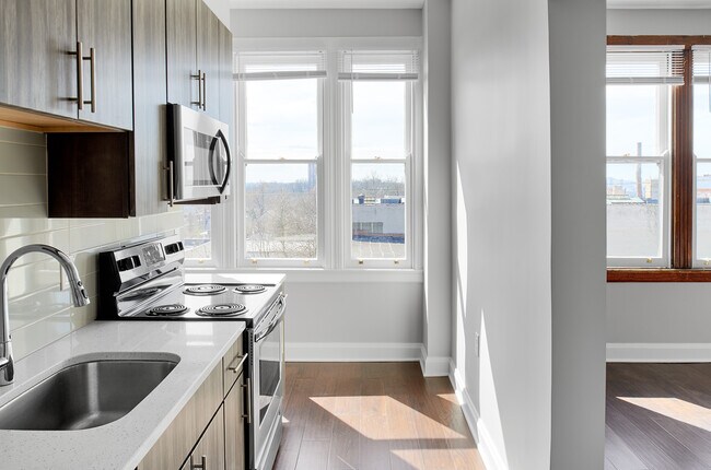 Photo - Paramount Square - Walnut Hills