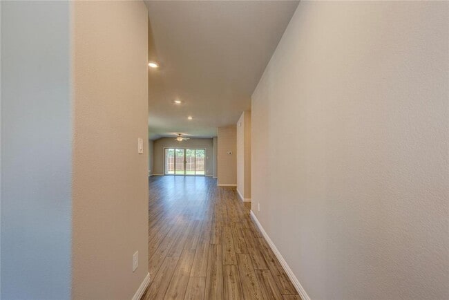 Recibidor con suelos de madera clara - 1109 Birchwood Ln