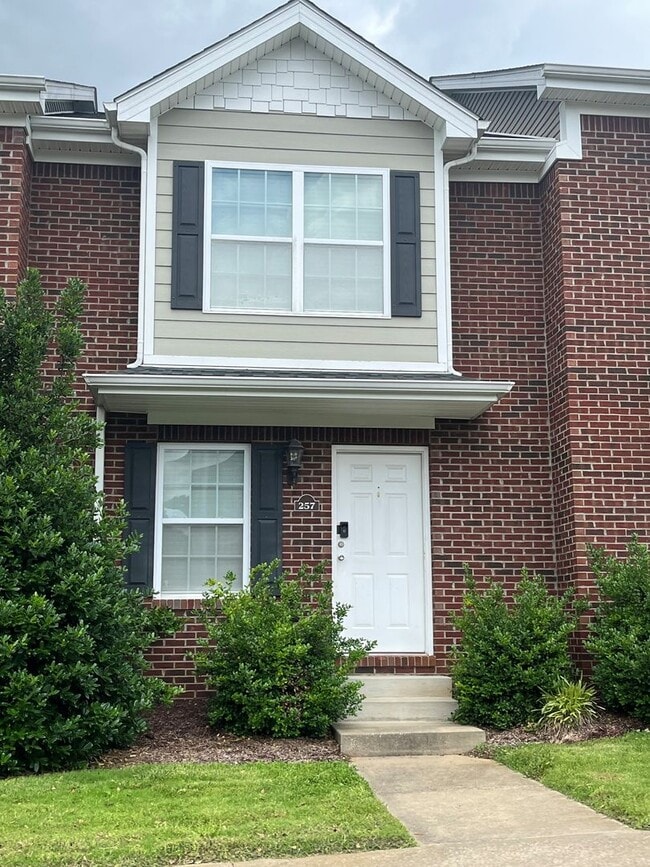 Building Photo - Great townhouse in the city