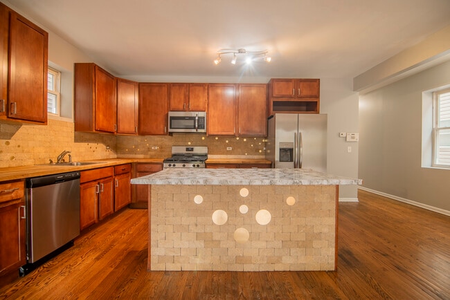 2328 W Washington Blvd