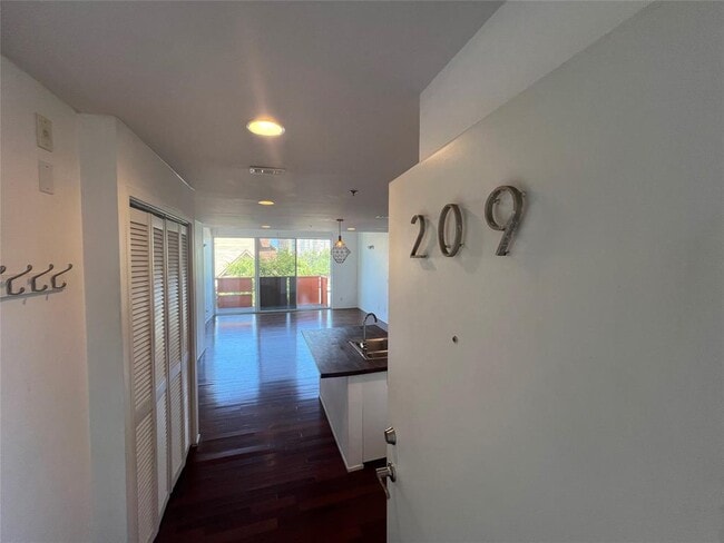Photo - 1200 E 11th St Unidad 209 Rental