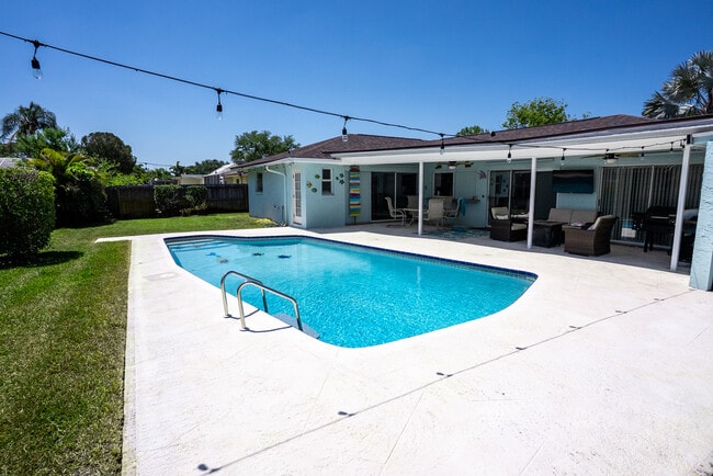 Patio trasero y piscina - 8679 Merrimoor Blvd