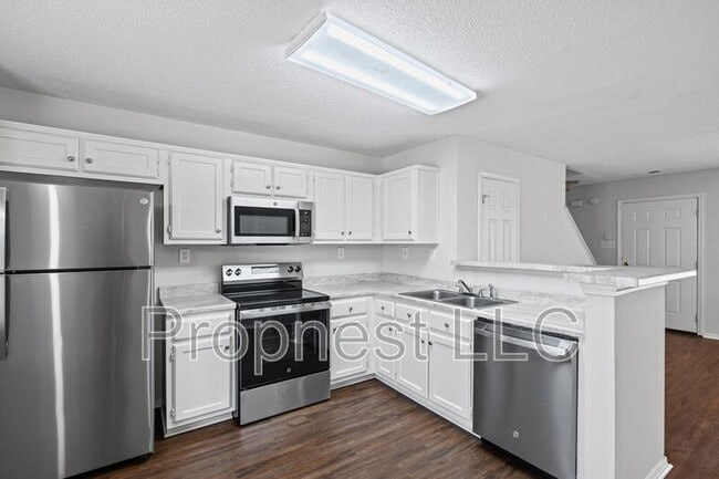 Building Photo - 807 Barrington Woods Cove