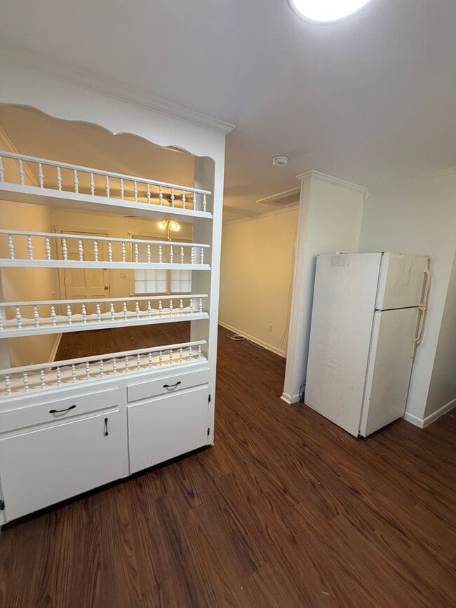 Building Photo - 8840 Deerwood Dr