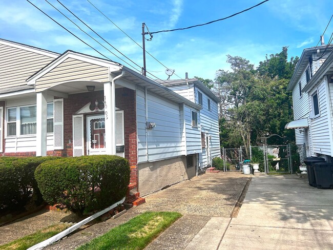 Building Photo - Charming 1-Bedroom Apartment Near JFK – Pr...