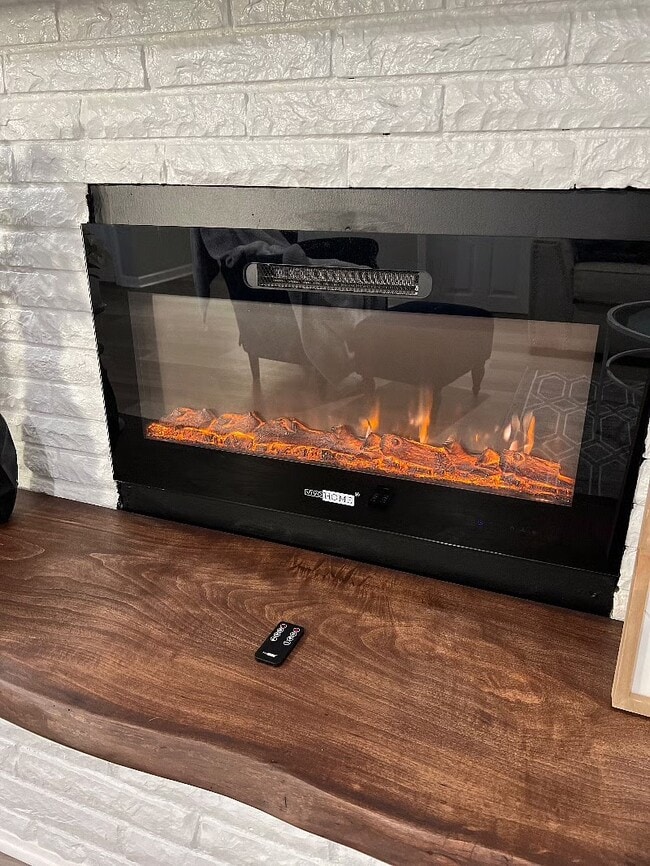 Electric fireplace in living room - 1344 Pinnacle Rd Unit The Colonial Oasis