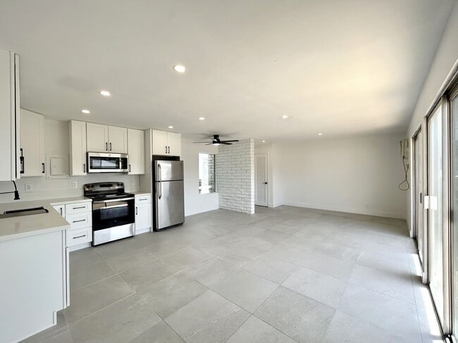 Building Photo - AVAILABLE NOW! NEWLY RENOVATED 1 Bedroom 1... Unit 03 Rental