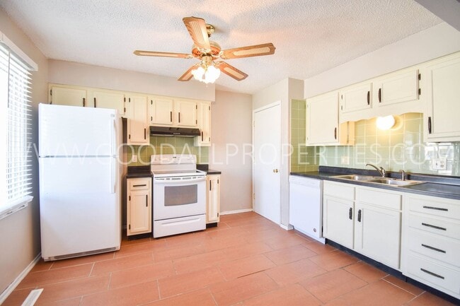 Photo - 2 Bedroom 1 bath duplex with unfinished basement near Merle Hay Mall