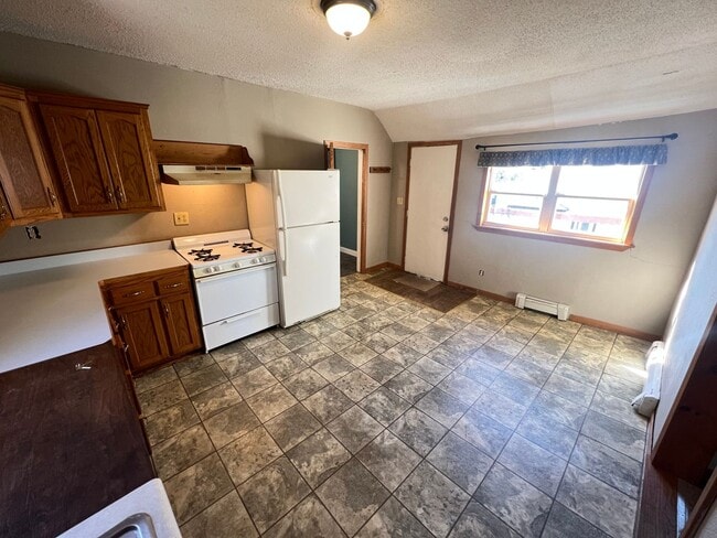 Photo - Upper Level 2 Bedroom Apartment - AVAILABLE JUNE Unit 2014 1/2 Banks Ave