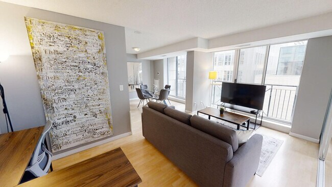 Photo - 136 Simcoe St Unit FL1-ID1031081P