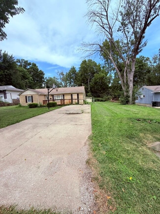Photo - 9812 E Linwood Blvd